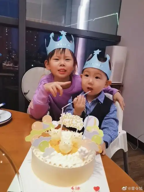 杨鸣的社交媒体,分享带儿子女儿的日常其实是家常便饭,但成