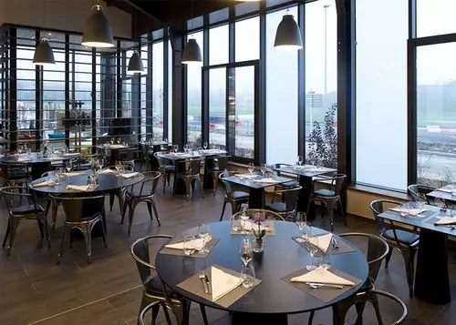 西餐厅大多数时候的生意都在晚上,餐厅用灯光来营造