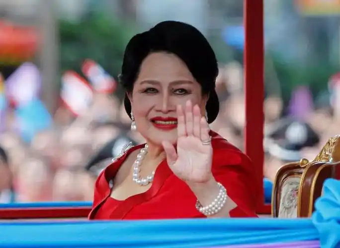 原创苏提达生日被定为泰国节假日还提前1个月庆祝国王宠妻太霸气