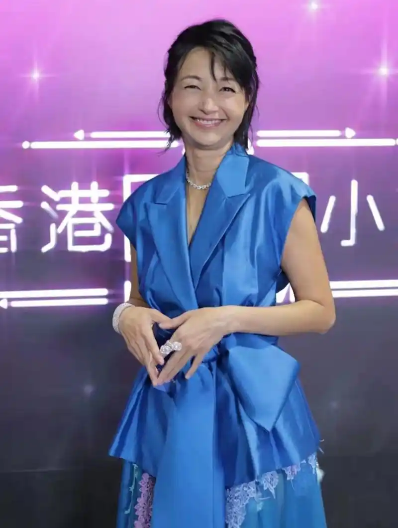 已淡出娱乐圈近10年,52岁李绮红近况曝光,皮肤暗黄兼老年斑明显