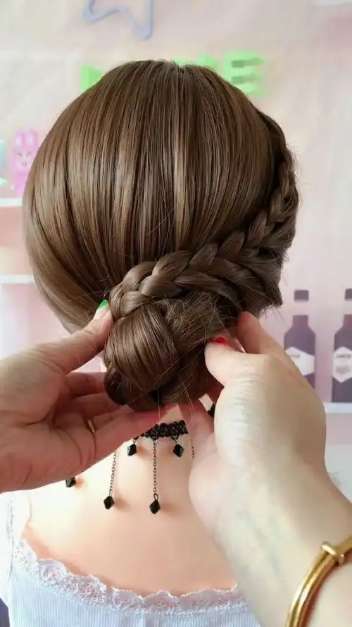 给喜婆婆设计的发型,现在的婆婆都很年轻,这个发型应该可以