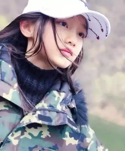 赵薇的女儿小四月黄新长大了 眉眼之间就像当年的还珠格格小燕子