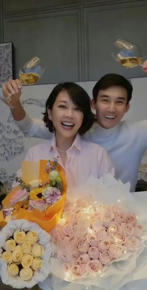 1月24日张铎晒出了自己给老婆陈松伶庆生的照片,照片中的两人分外甜蜜
