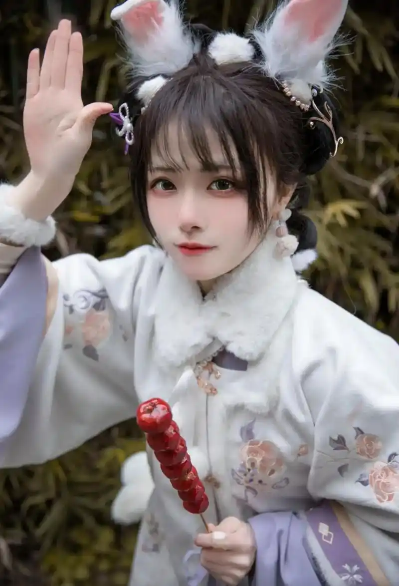 喜欢吃冰糖葫芦的甜美古风汉服美女