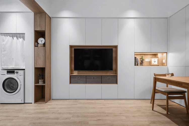 改造后,整面的电视背景墙收纳柜,承载了客厅的主要储物.