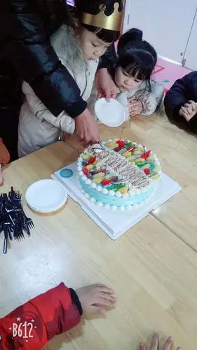 今天是马庄乡中心幼儿园李尚泽宝贝的4岁生日妈妈送来漂亮的蛋糕并和