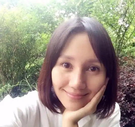 而袁泉,深谙此道. 还经常大喇喇的晒素颜.