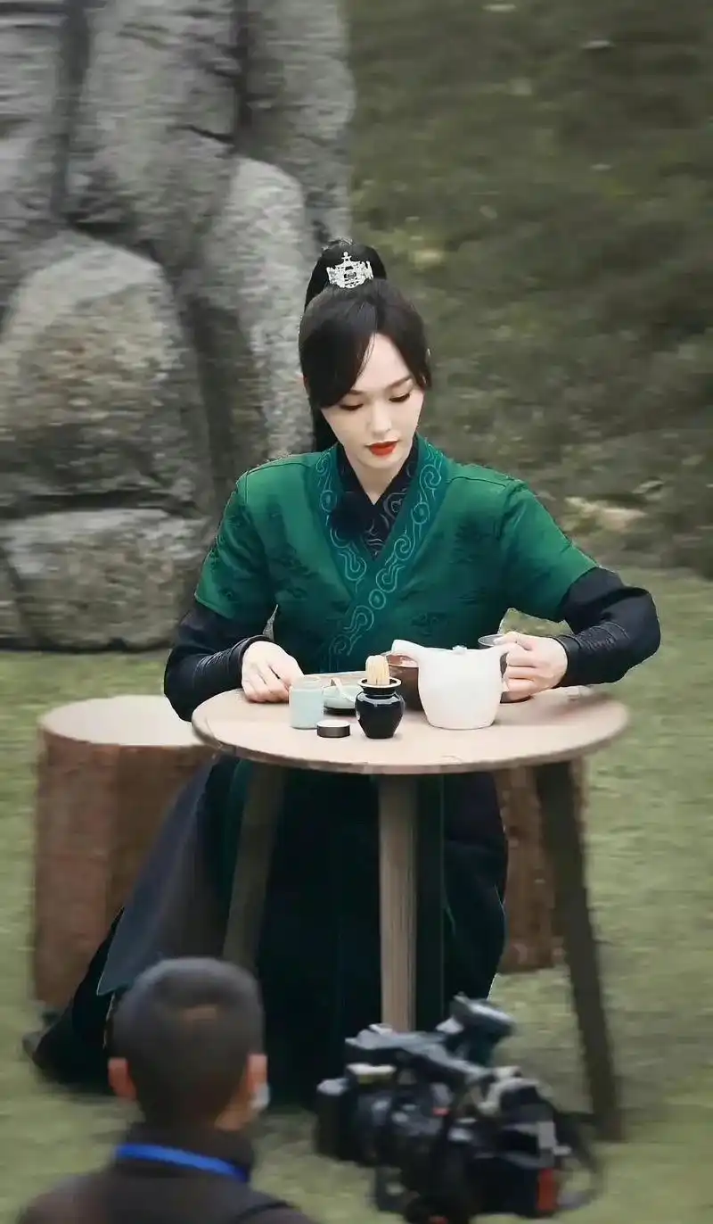 要不奖励自己一部古装剧吧!这外形太优越了,长腿细腰#唐嫣 # - 抖音