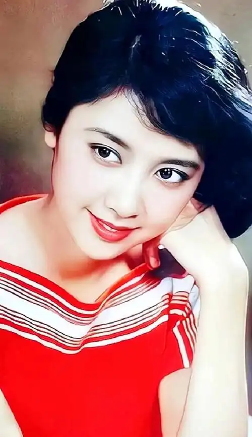 15张清晰的照片,见证了第一美女朱琳不同年龄段的美