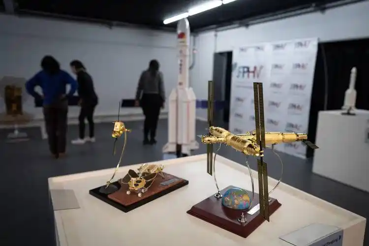 航空科技展"展出的天问一号探测器(左)和中国"天宫"空间站(右)的模型