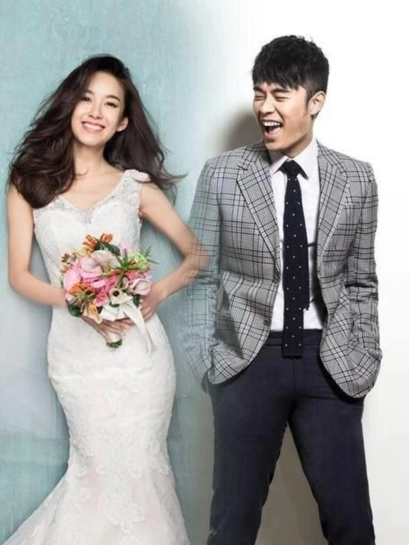 陈赫妈带俩孙女游玩,罕见张子萱陈赫同框,结婚6年才敢秀恩爱