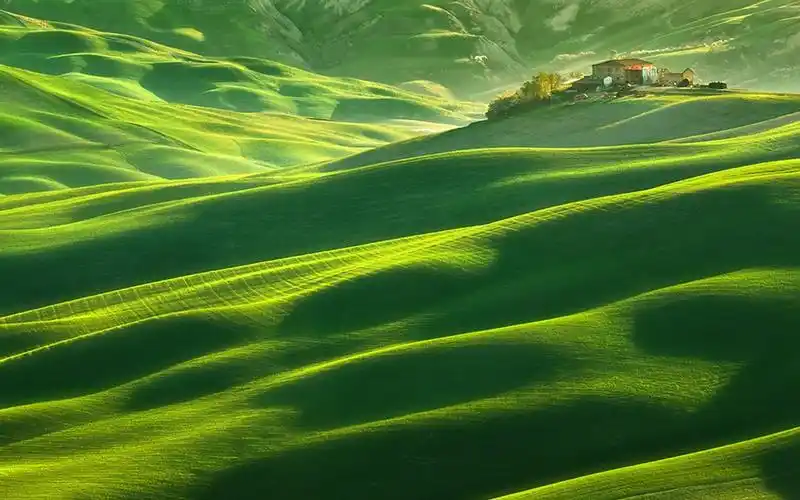 绿色山丘唯美风景图片桌面壁纸