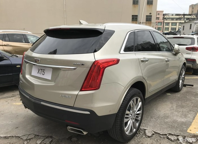 > xt5凯迪拉克金色的好看吗?哪位车友有实车拍个照片上来看看.