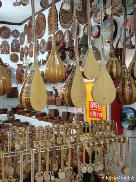 这是维吾尔传统民族乐器——都塔尔