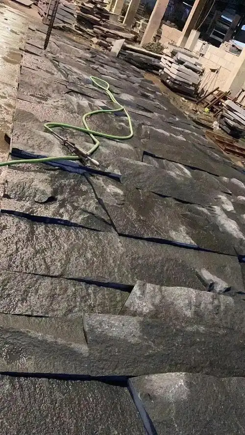 自然面石材背景墙与凹凸石材电视背景墙