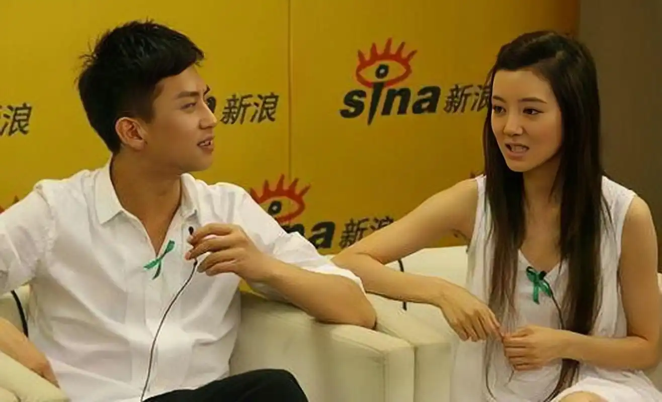 车晓和邓超一起宣传《钻石王老五的艰难爱情》,那时候俩人都很青涩,"