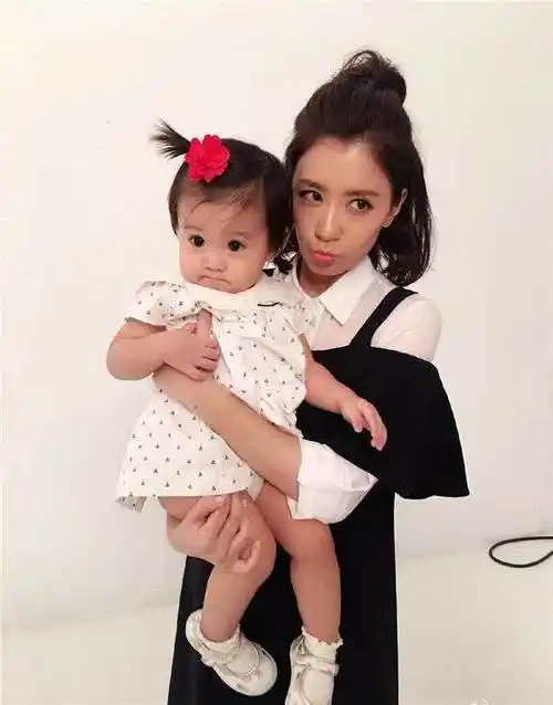 贾静雯公布怀四胎喜讯喜极而泣是个男生网友真能生