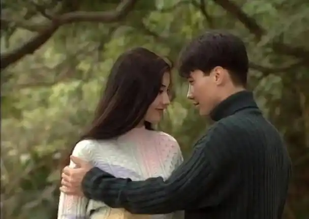 有不少人说李嘉欣看黎明的眼神很深情,曾经绝对爱过黎明!