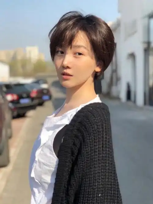 自曝整骨十次的女明星陈小纭,整形前后堪称换头的女明_圈子-新氧美容