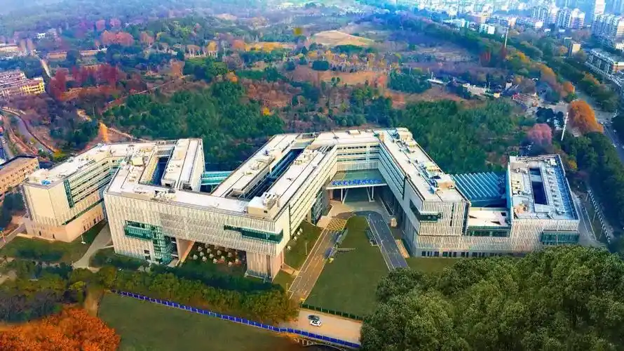 处官网清北 华五 中大 华科大9所高校的格局,不少网友称之为"新c9"