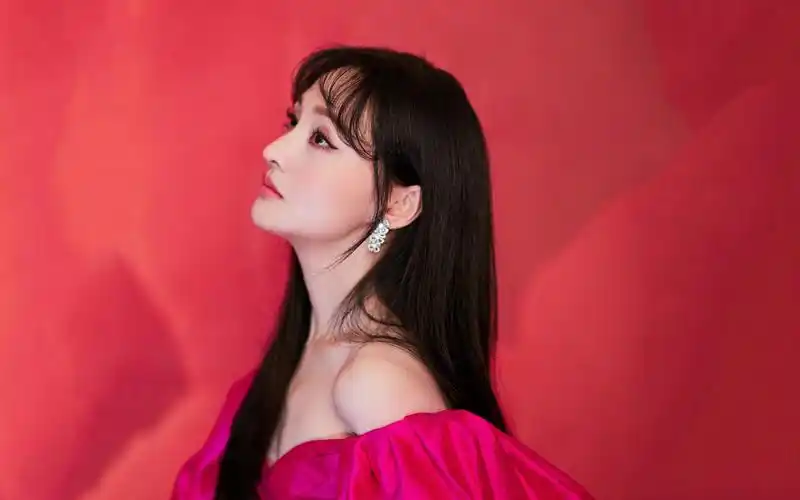 郑爽优雅玫红色露肩短裙桌面壁纸