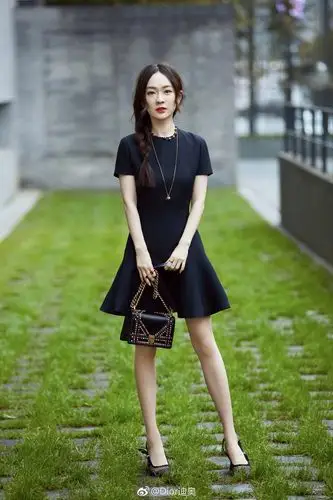 霍思燕身穿迪奥二零一八春夏成衣系列精彩演绎时尚街拍,黑色修身