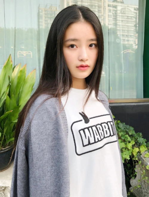 谁想到这是林青霞17岁"女儿",穿芭比粉万斯秀腿,却超显腿肉