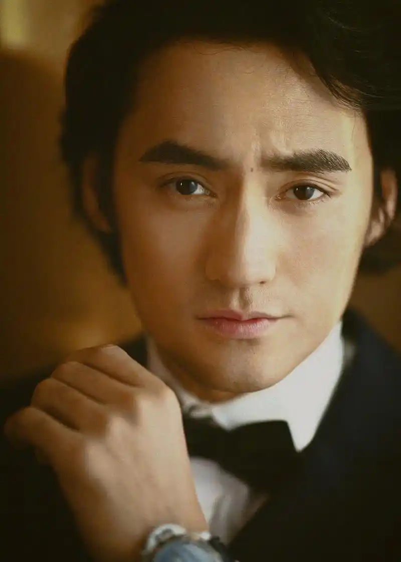 袁弘现身金鸡奖闭幕式艺术感卷发 眼神杀,经典黑西装帅气绅士.