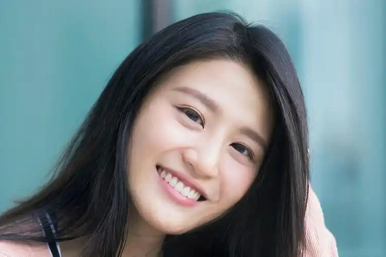 她为了能上位,甘愿被潜规则,曝光后被雪藏,网友:自作自受!