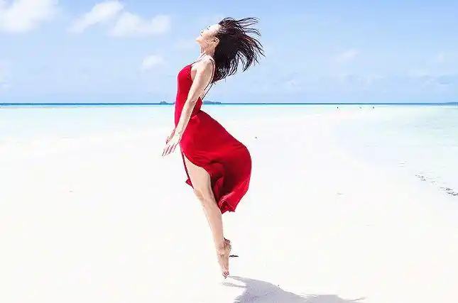 秦岚晒海边度假照10小时阅读量破20万高人气羡煞旁人