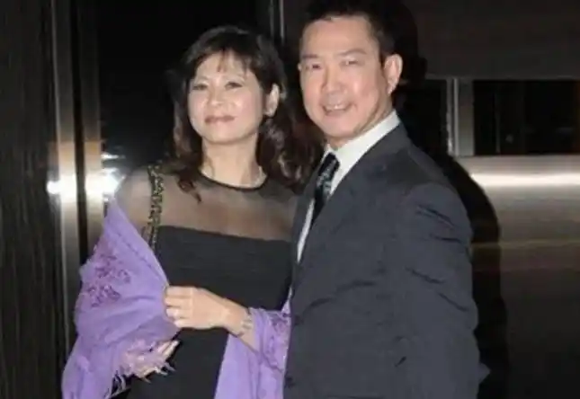 身材高大壮实帅气十足元彪参加七小福聚会33岁儿子首度曝光