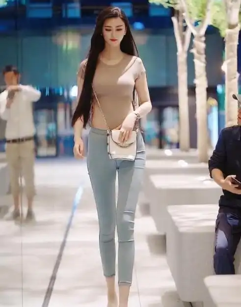 身高出众的美女,高挑时尚,在街上备受瞩目|t恤|牛仔裤|高跟鞋|模特