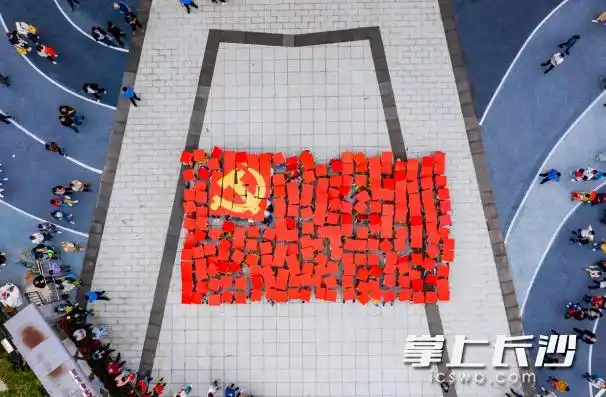 100名孩子组成的党旗方阵.