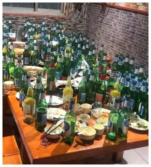 18个高校学生聚餐离开后,留下144个酒瓶吓晕老板娘_小伙子_大盘鸡