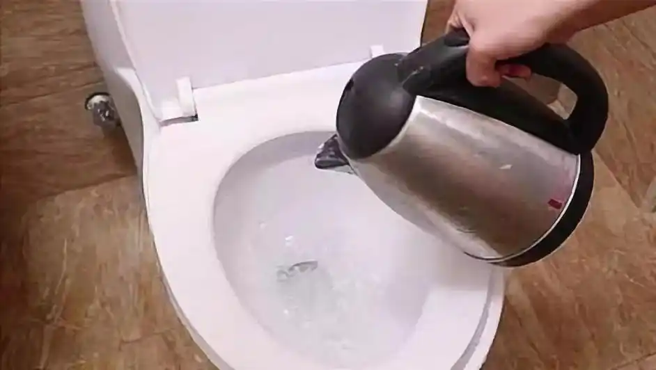 为什么住酒店时要在马桶里倒一壶开水?真相.