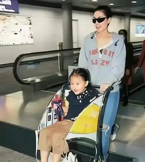 王菲和女儿旧照两人互动超暖相处特别舒服窦靖童好可爱