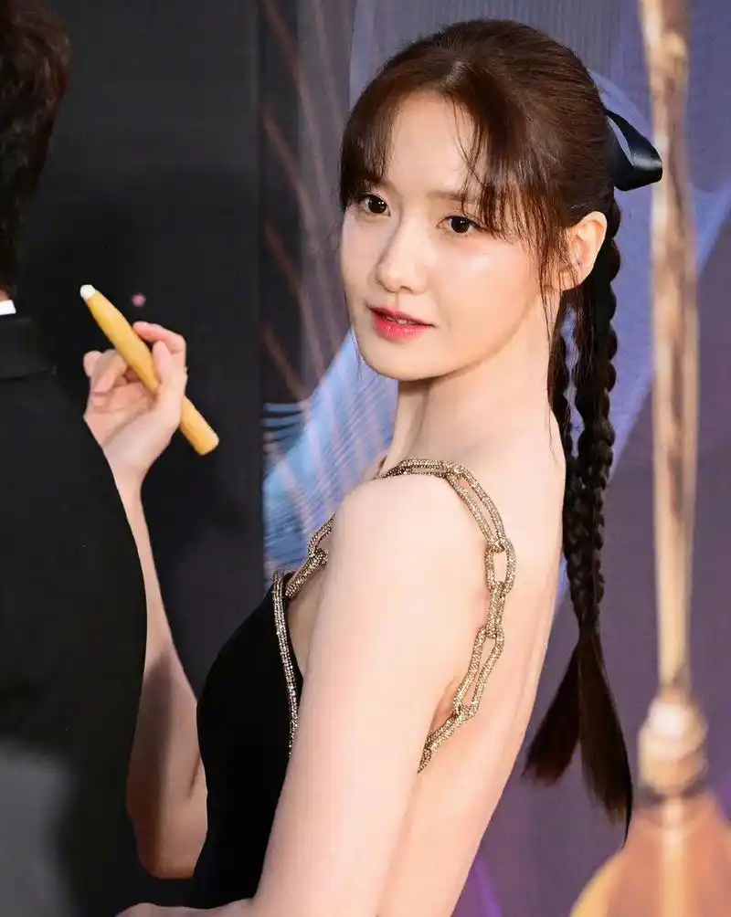 林允儿的背明明很瘦,但这张图显得她膀大腰圆的,感觉衣服选的也很失败