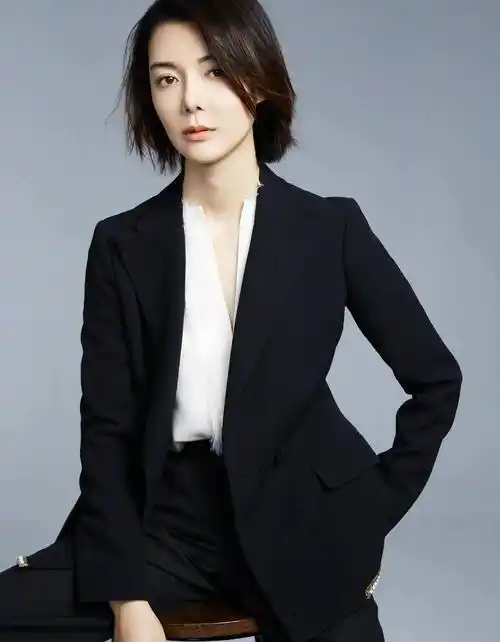 车晓40岁依旧靓丽,这样的身材保持的真好,电眼迷人,知性惑人