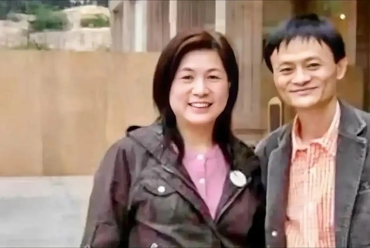 马云老婆的正脸照被曝光,气质比奶茶妹妹还高级,难怪马云很专情  马云