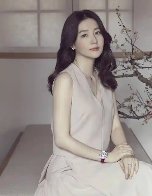 原创过了45岁的女人学李英爱穿浅色系搭配有高级感显贵并不难