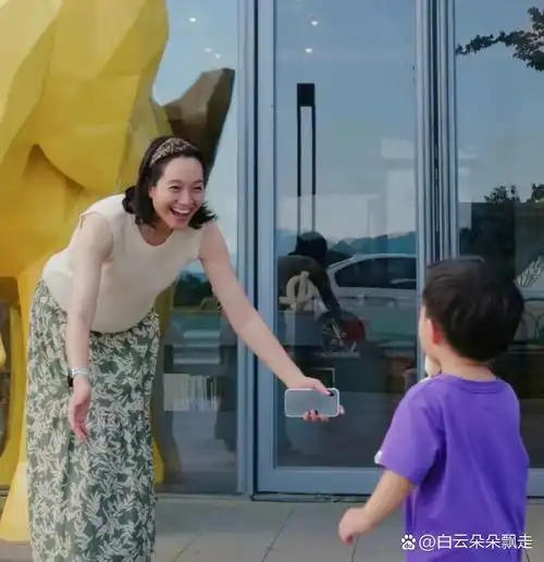 有网友偶遇朱丹周一围,夫妻俩在陪女儿参加小学入学测试!