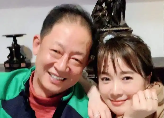 左小青个人资料简介及老公剧照(左小青:嫁大20岁富商老公,历经11年