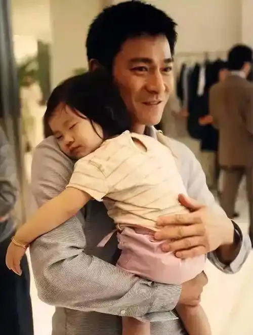 据港媒报道,刘德华老婆的名字竟非"朱丽倩",两人结婚15年首次揭开爱妻