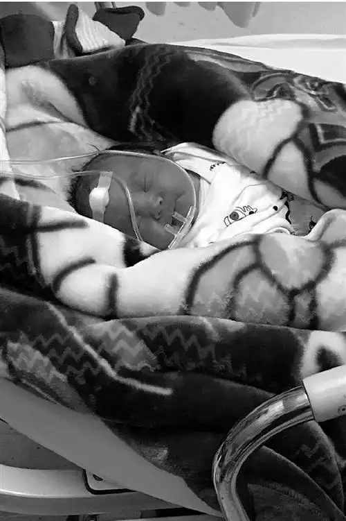 寒雨天杭州街头纸箱中传出哭声:女婴被遗弃(图)