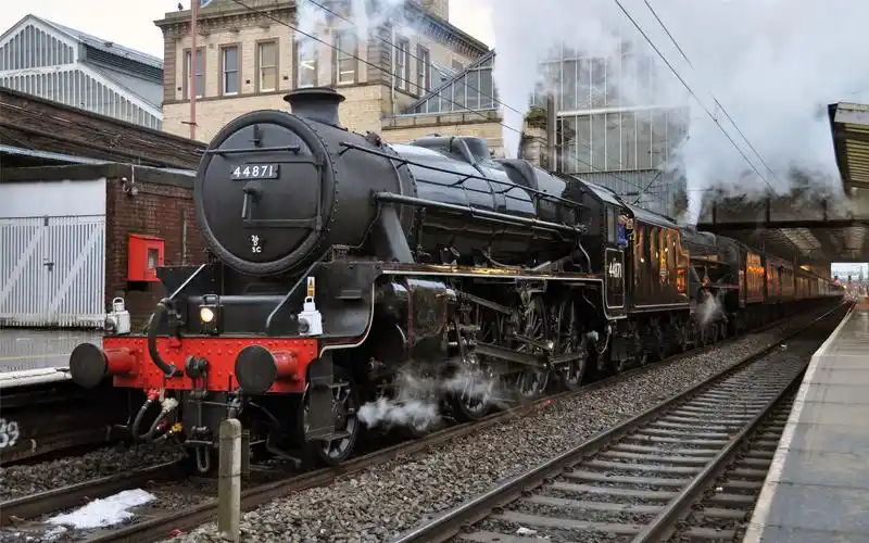 精选一列缓慢行驶的老式火车高清图片素材桌面壁纸下载2