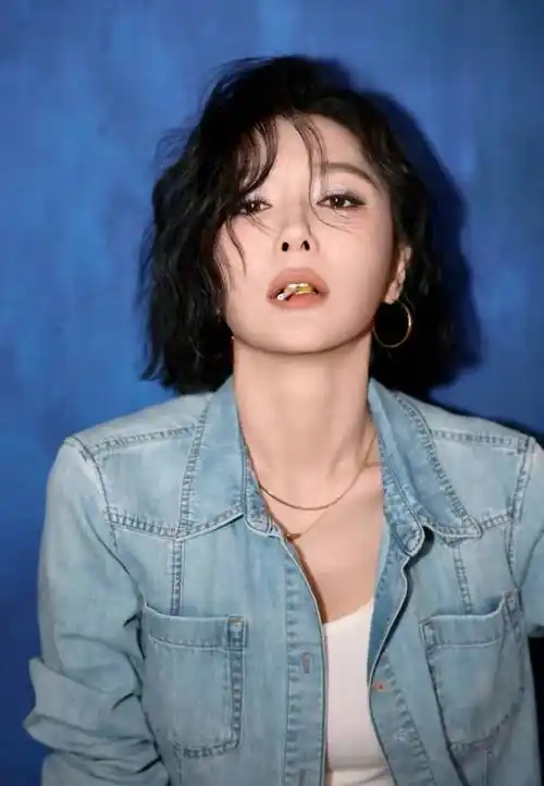 秦岚短发羊毛卷复古摩登女郎造型,感觉越来越漂亮,好美好洒脱.