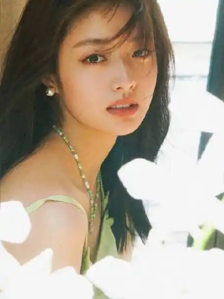 徐若晗绿色吊带裙随拍##徐若晗春日写真好美