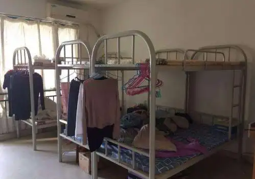工厂提供免费宿舍,为何员工甘愿自费租房?打工妹:生活诸多不便