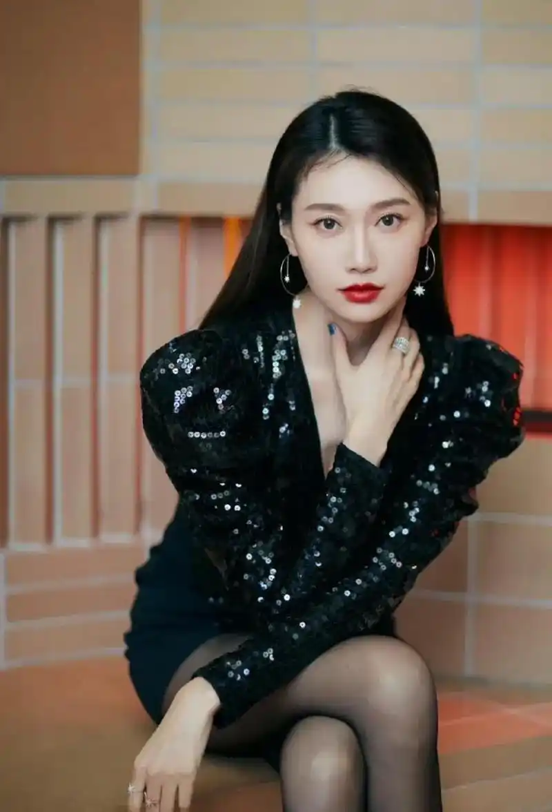 最美主持人李斯羽,大长腿迷人,性感魅惑