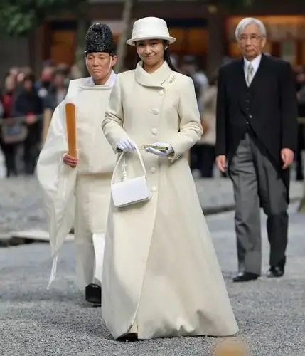 日本皇室礼服大揭秘和服vs洋装颜色背后有深意